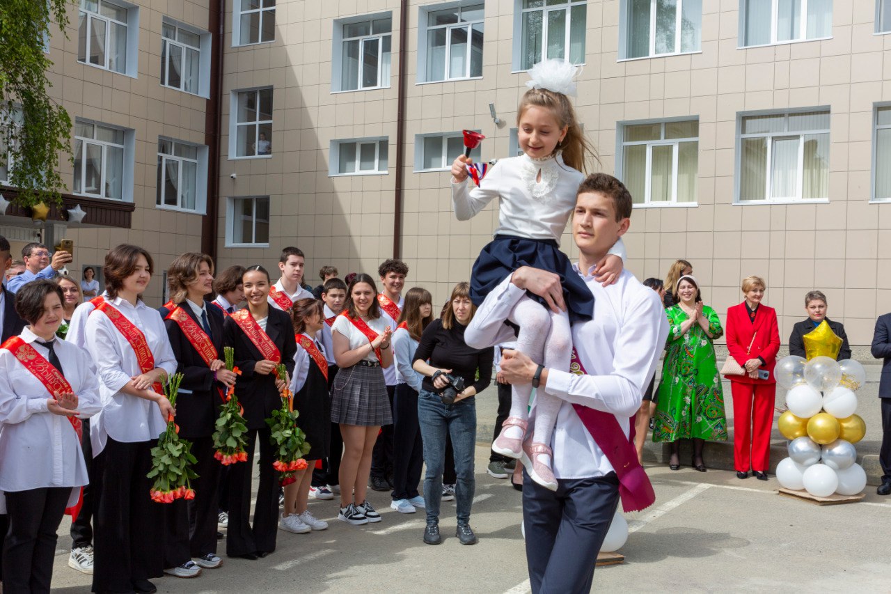 Последний звонок» прозвучал в Ставрополе для более 2 тысяч 11-классников |  23.05.2023 | Ставрополь - БезФормата